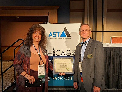 ARSA Treasurer Cindy Lewis (left) accepts an award for membership growth from AST President Kevin Craycraft (right). 